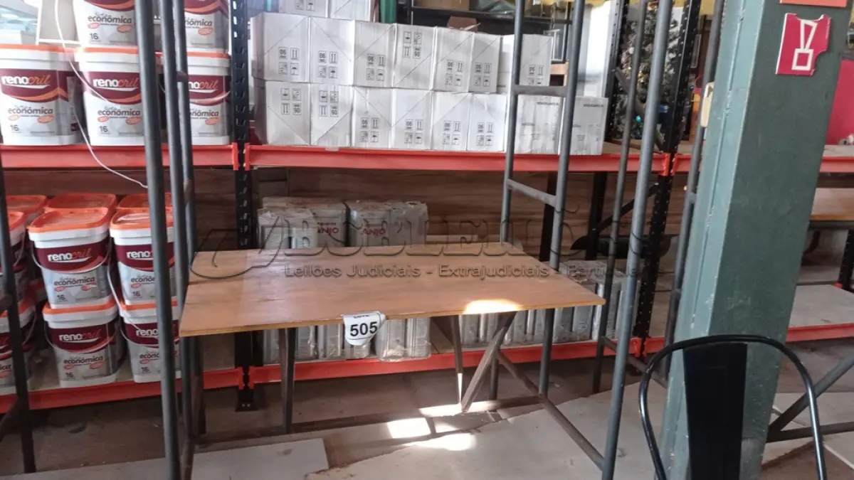 LOTE 505 - 01 ESTANTE DE FERRO TUBULAR COM 01 DIVISÃO. (NO ESTADO) ATENÇÃO! FAZER A VISITAÇÃO ANTES DE ARREMATAR, NÃO SABEMOS SE FUNCIONA, LEILÃO NÃO TEM GARANTIA E NEM DEVOLUÇÃO, SUJEITO A POSSÍVEIS AVARIAS VISÍVEIS/OCULTAS E/OU AUSÊNCIA DE COMPONENTES.