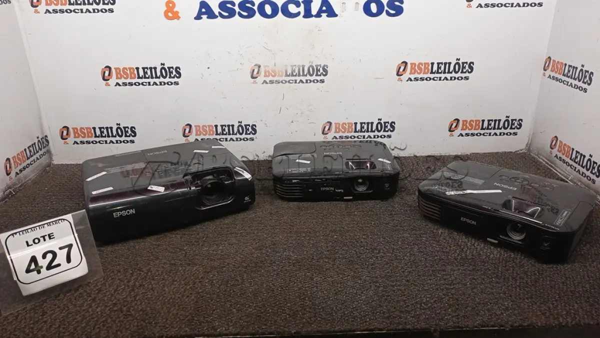 LOTE 427 - 03 PROJETORES MARCA EPSON. (NO ESTADO) ATENÇÃO! FAZER A VISITAÇÃO ANTES DE ARREMATAR, NÃO SABEMOS SE FUNCIONA, LEILÃO NÃO TEM GARANTIA E NEM DEVOLUÇÃO, SUJEITO A POSSÍVEIS AVARIAS VISÍVEIS/OCULTAS E/OU AUSÊNCIA DE COMPONENTES.
