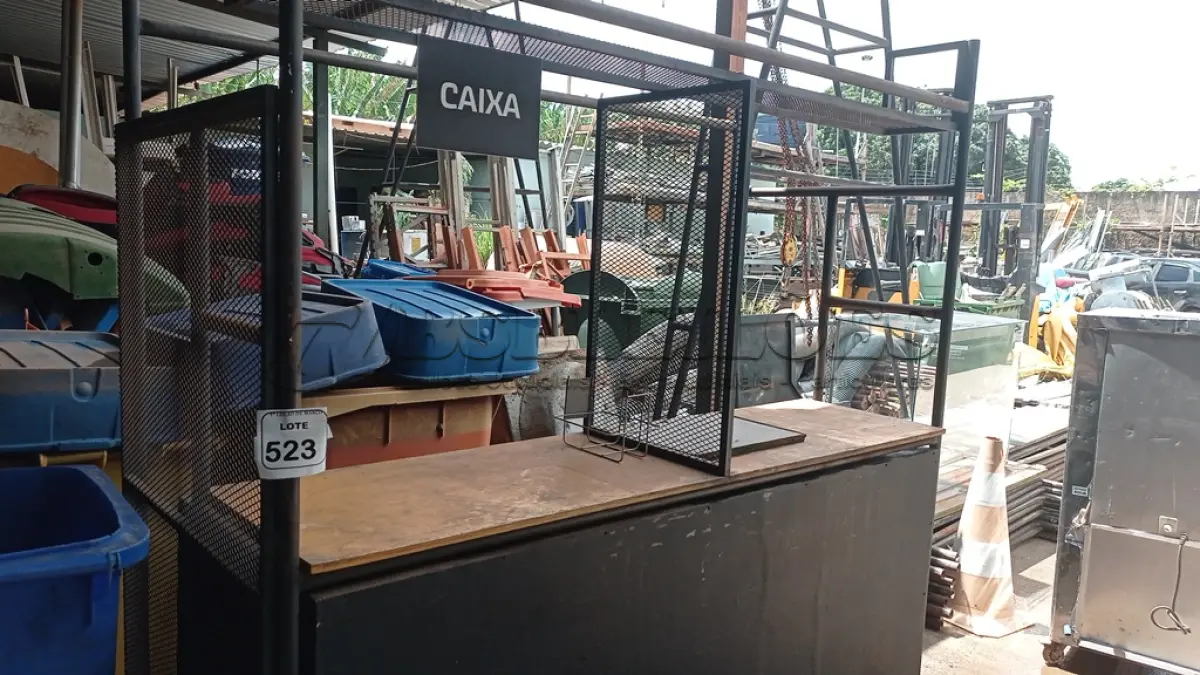 LOTE 523 - 01 BALCÃO CAIXA DE FERRO TUBULAR E MADEIRA. (NO ESTADO) ATENÇÃO! FAZER A VISITAÇÃO ANTES DE ARREMATAR, NÃO SABEMOS SE FUNCIONA, LEILÃO NÃO TEM GARANTIA E NEM DEVOLUÇÃO, SUJEITO A POSSÍVEIS AVARIAS VISÍVEIS/OCULTAS E/OU AUSÊNCIA DE COMPONENTES.