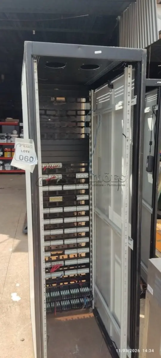 LOTE 060 - 01 RACK PARA SERVIDORES. (NO ESTADO) ATENÇÃO! FAZER A VISITAÇÃO ANTES DE ARREMATAR, NÃO SABEMOS SE FUNCIONA, LEILÃO NÃO TEM GARANTIA E NEM DEVOLUÇÃO, SUJEITO A POSSÍVEIS AVARIAS VISÍVEIS/OCULTAS E/OU AUSÊNCIA DE COMPONENTES.