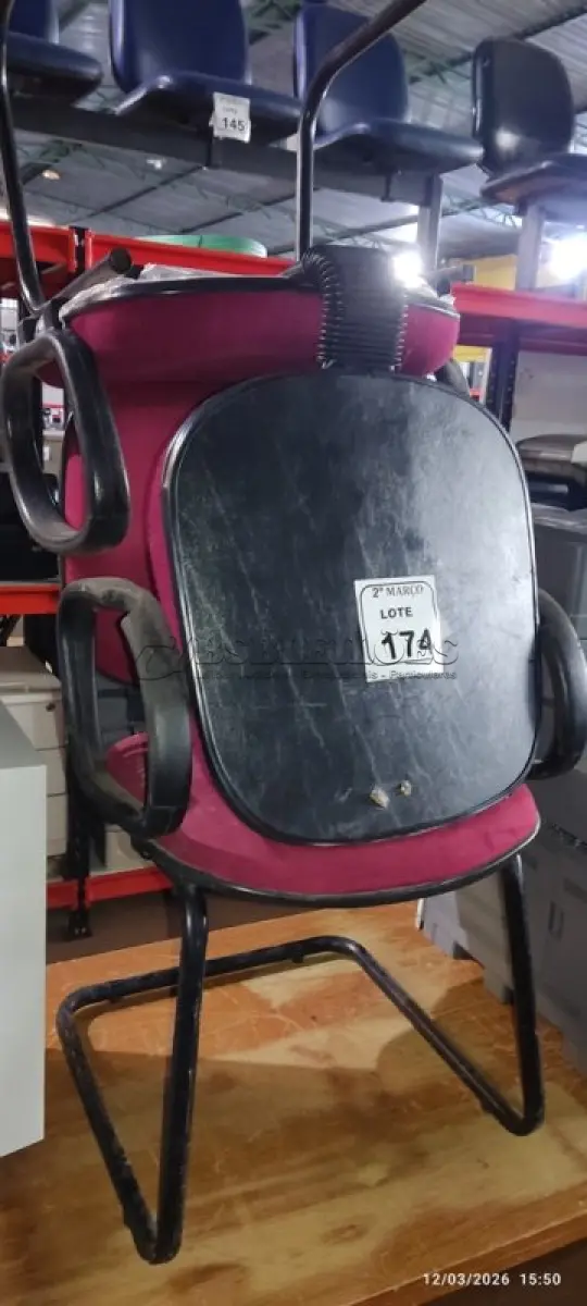 LOTE 174 - 02 CADEIRAS DE PÉS FIXOS NA COR VERMELHA. (NO ESTADO) ATENÇÃO! FAZER A VISITAÇÃO ANTES DE ARREMATAR, NÃO SABEMOS SE FUNCIONA, LEILÃO NÃO TEM GARANTIA E NEM DEVOLUÇÃO, SUJEITO A POSSÍVEIS AVARIAS VISÍVEIS/OCULTAS E/OU AUSÊNCIA DE COMPONENTES.