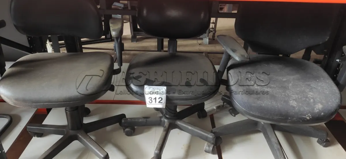 LOTE 312 - 03 CADEIRAS GIRATÓRIAS NA COR PRETA. (NO ESTADO) ATENÇÃO! FAZER A VISITAÇÃO ANTES DE ARREMATAR, NÃO SABEMOS SE FUNCIONA, LEILÃO NÃO TEM GARANTIA E NEM DEVOLUÇÃO, SUJEITO A POSSÍVEIS AVARIAS VISÍVEIS/OCULTAS E/OU AUSÊNCIA DE COMPONENTES.