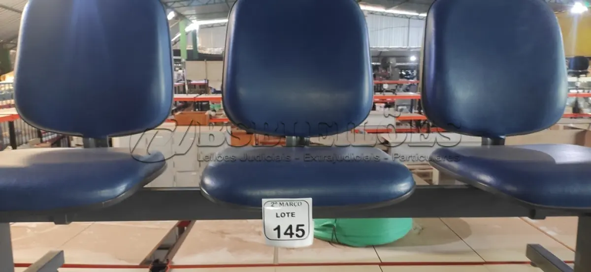 LOTE 145 - 01 CADEIRA TIPO LONGARINA COM 03 LUGARES NA COR AZUL. (NO ESTADO) ATENÇÃO! FAZER A VISITAÇÃO ANTES DE ARREMATAR, NÃO SABEMOS SE FUNCIONA, LEILÃO NÃO TEM GARANTIA E NEM DEVOLUÇÃO, SUJEITO A POSSÍVEIS AVARIAS VISÍVEIS/OCULTAS E/OU AUSÊNCIA DE COMPONENTES.
