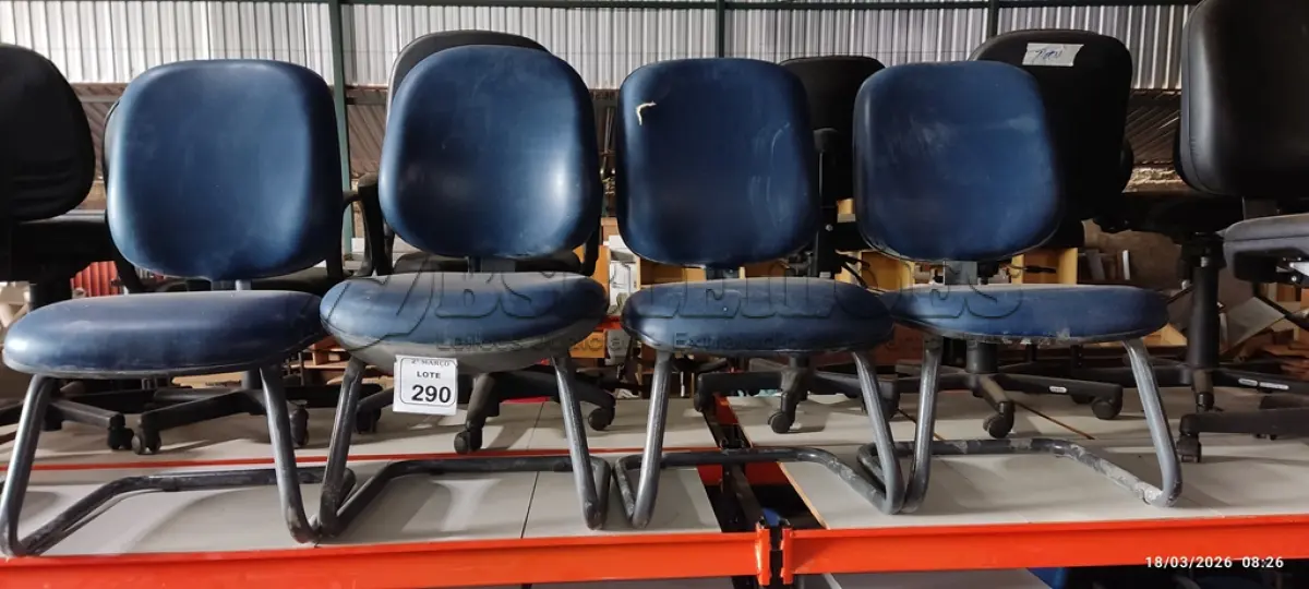 LOTE 290 - 04 CADEIRAS DE ESCRITÓRIO COM PÉS FIXOS NA COR AZUL. (NO ESTADO) ATENÇÃO! FAZER A VISITAÇÃO ANTES DE ARREMATAR, NÃO SABEMOS SE FUNCIONA, LEILÃO NÃO TEM GARANTIA E NEM DEVOLUÇÃO, SUJEITO A POSSÍVEIS AVARIAS VISÍVEIS/OCULTAS E/OU AUSÊNCIA DE COMPONENTES.