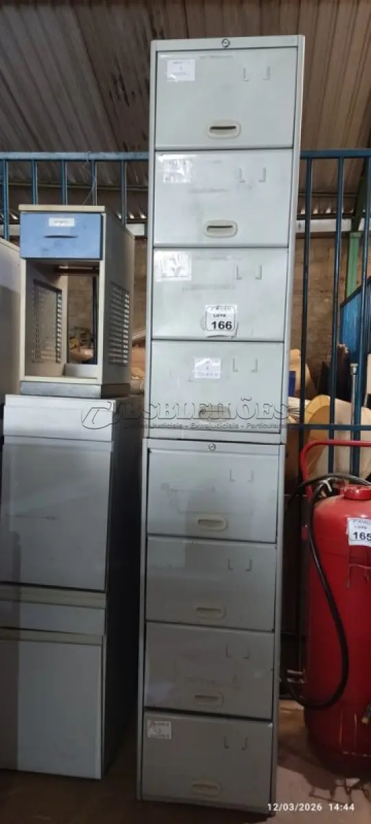 LOTE 166 - 02 ARQUIVOS DE AÇO COM 04 GAVETAS CADA. (NO ESTADO) ATENÇÃO! FAZER A VISITAÇÃO ANTES DE ARREMATAR, NÃO SABEMOS SE FUNCIONA, LEILÃO NÃO TEM GARANTIA E NEM DEVOLUÇÃO, SUJEITO A POSSÍVEIS AVARIAS VISÍVEIS/OCULTAS E/OU AUSÊNCIA DE COMPONENTES.