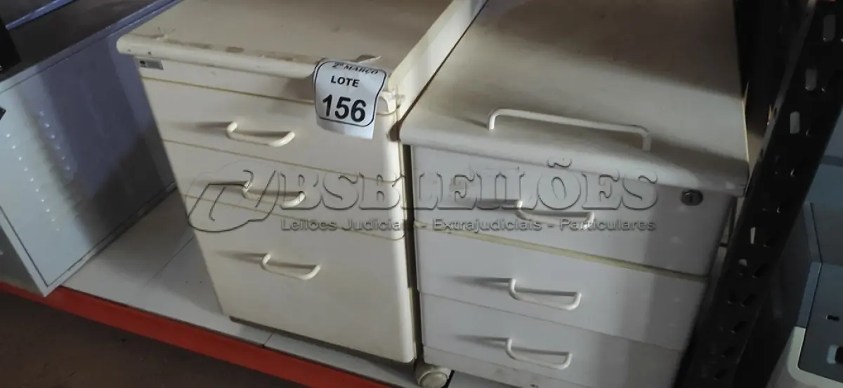 LOTE 156 - 02 GAVETEIROS COM 03 GAVETAS CADA SENDO 01 COM RODINHAS. (NO ESTADO) ATENÇÃO! FAZER A VISITAÇÃO ANTES DE ARREMATAR, NÃO SABEMOS SE FUNCIONA, LEILÃO NÃO TEM GARANTIA E NEM DEVOLUÇÃO, SUJEITO A POSSÍVEIS AVARIAS VISÍVEIS/OCULTAS E/OU AUSÊNCIA DE COMPONENTES.