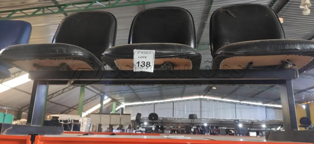 LOTE 138 - 01 CADEIRA TIPO LONGARINA COM 03 LUGARES NA COR AZUL. (NO ESTADO) ATENÇÃO! FAZER A VISITAÇÃO ANTES DE ARREMATAR, NÃO SABEMOS SE FUNCIONA, LEILÃO NÃO TEM GARANTIA E NEM DEVOLUÇÃO, SUJEITO A POSSÍVEIS AVARIAS VISÍVEIS/OCULTAS E/OU AUSÊNCIA DE COMPONENTES.