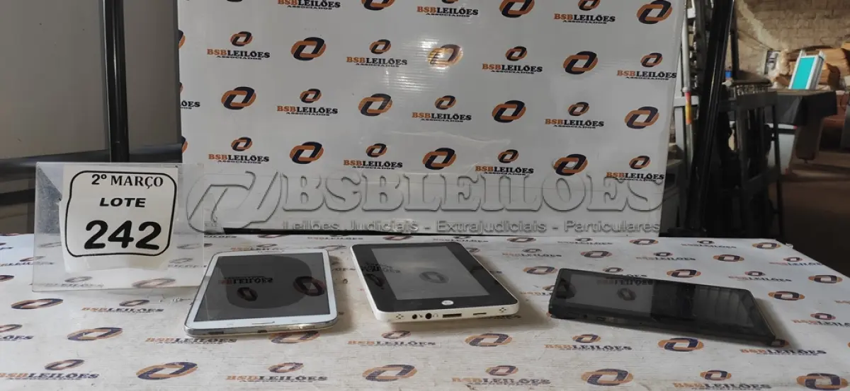 LOTE 242 - 03 TABLETS DE MARCAS E MODELOS DIVERSOS. (NO ESTADO) ATENÇÃO! FAZER A VISITAÇÃO ANTES DE ARREMATAR, NÃO SABEMOS SE FUNCIONA, LEILÃO NÃO TEM GARANTIA E NEM DEVOLUÇÃO, SUJEITO A POSSÍVEIS AVARIAS VISÍVEIS/OCULTAS E/OU AUSÊNCIA DE COMPONENTES.
