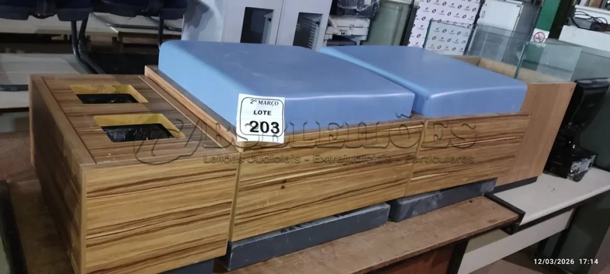 LOTE 203 - 01 SOFÁ SEM ENCOSTO DE 02 LUGARES COM ESTRUTURA EM MADEIRA E METAL COM ESTOFADO NA COR AZUL E 01 SUPORTE PARA VASOS EM MADEIRA E VIDRO COM RODINHAS. (NO ESTADO) ATENÇÃO! FAZER A VISITAÇÃO ANTES DE ARREMATAR, NÃO SABEMOS SE FUNCIONA, LEILÃO NÃO TEM GARANTIA E NEM DEVOLUÇÃO, SUJEITO A POSSÍVEIS AVARIAS VISÍVEIS/OCULTAS E/OU AUSÊNCIA DE COMPONENTES.