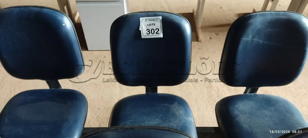 LOTE 302 - 01 CADEIRA TIPO LONGARINA COM 03 LUGARES NA COR AZUL. (NO ESTADO) ATENÇÃO! FAZER A VISITAÇÃO ANTES DE ARREMATAR, NÃO SABEMOS SE FUNCIONA, LEILÃO NÃO TEM GARANTIA E NEM DEVOLUÇÃO, SUJEITO A POSSÍVEIS AVARIAS VISÍVEIS/OCULTAS E/OU AUSÊNCIA DE COMPONENTES.
