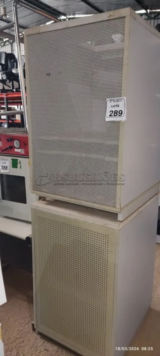 LOTE 289 - 02 ARMÁRIOS BAIXOS DE 02 PORTAS CADA COM ABERTURA NA PARTE SUPERIOR. (NO ESTADO) ATENÇÃO! FAZER A VISITAÇÃO ANTES DE ARREMATAR, NÃO SABEMOS SE FUNCIONA, LEILÃO NÃO TEM GARANTIA E NEM DEVOLUÇÃO, SUJEITO A POSSÍVEIS AVARIAS VISÍVEIS/OCULTAS E/OU AUSÊNCIA DE COMPONENTES.