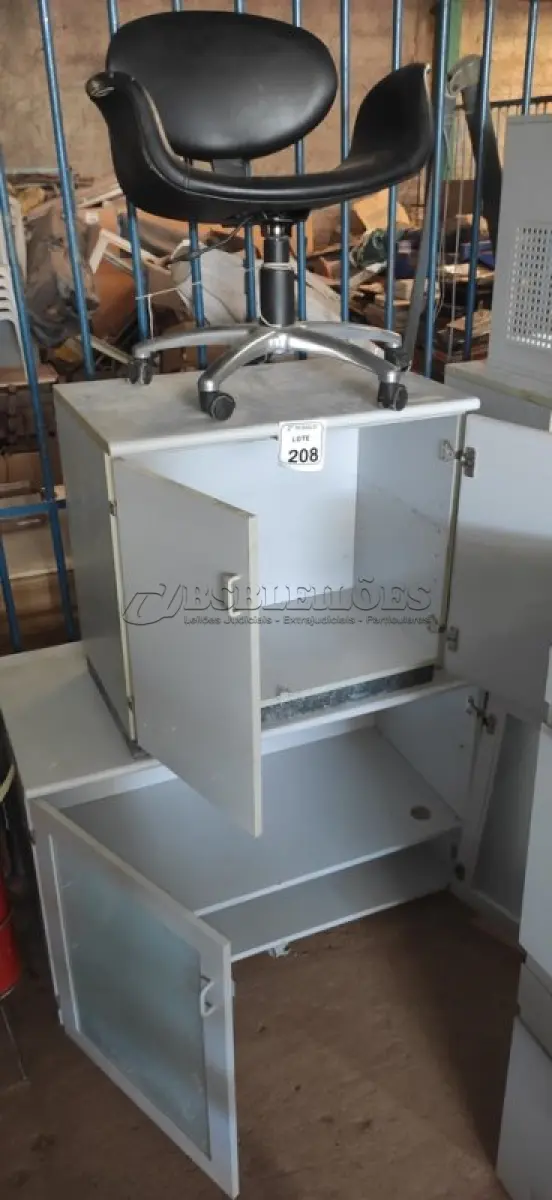 LOTE 208 - 01 ARMÁRIO BAIXO EM MADEIRA E 02 PORTAS DE VIDRO, 01 ARMÁRIO BAIXO EM MADEIRA COM 02 PORTAS E 01 CADEIRA DE ESCRITÓRIO GIRATÓRIA NA COR PRETA. (NO ESTADO) ATENÇÃO! FAZER A VISITAÇÃO ANTES DE ARREMATAR, NÃO SABEMOS SE FUNCIONA, LEILÃO NÃO TEM GARANTIA E NEM DEVOLUÇÃO, SUJEITO A POSSÍVEIS AVARIAS VISÍVEIS/OCULTAS E/OU AUSÊNCIA DE COMPONENTES.