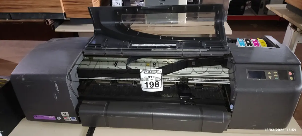 LOTE 198 - 01 PLOTTER MODELO DESIGNJET 800PS MARCA HP. (NO ESTADO) ATENÇÃO! FAZER A VISITAÇÃO ANTES DE ARREMATAR, NÃO SABEMOS SE FUNCIONA, LEILÃO NÃO TEM GARANTIA E NEM DEVOLUÇÃO, SUJEITO A POSSÍVEIS AVARIAS VISÍVEIS/OCULTAS E/OU AUSÊNCIA DE COMPONENTES.