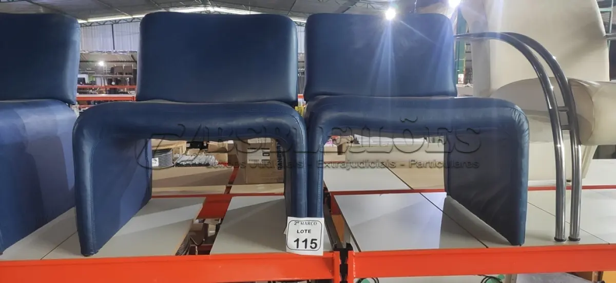 LOTE 115 - 02 POLTRONAS NA COR AZUL. (NO ESTADO) ATENÇÃO! FAZER A VISITAÇÃO ANTES DE ARREMATAR, NÃO SABEMOS SE FUNCIONA, LEILÃO NÃO TEM GARANTIA E NEM DEVOLUÇÃO, SUJEITO A POSSÍVEIS AVARIAS VISÍVEIS/OCULTAS E/OU AUSÊNCIA DE COMPONENTES.