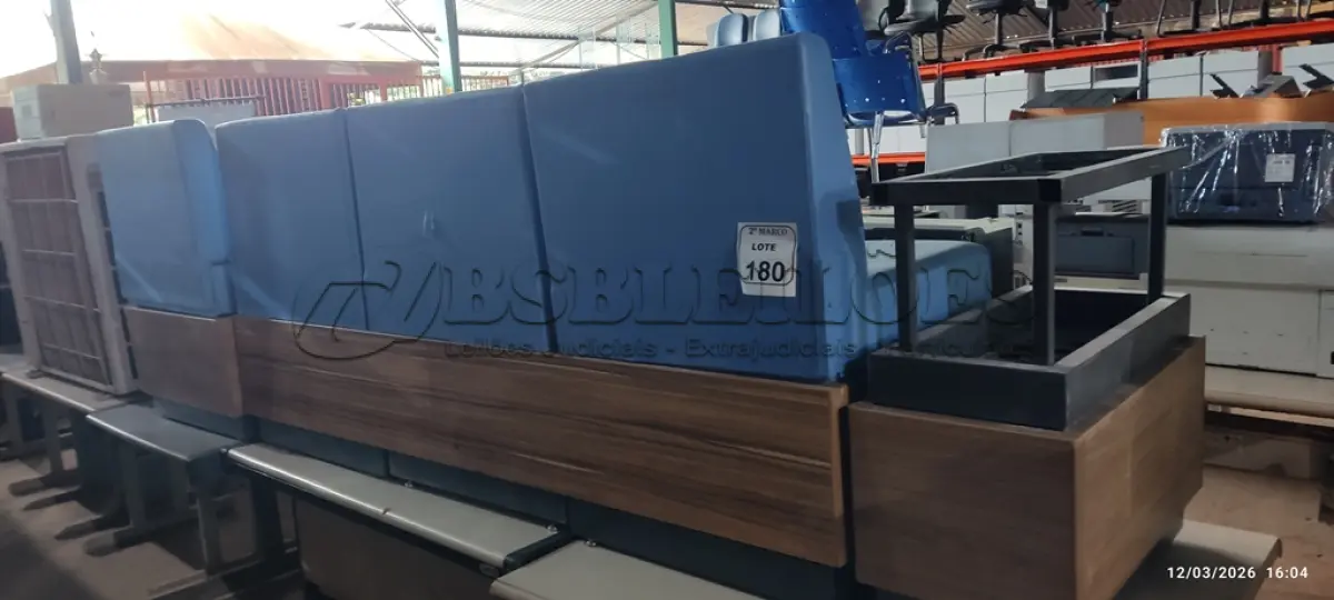 LOTE 180 - 01 SOFÁ DE 03 LUGARES COM ESTRUTURA EM MADEIRA E METAL COM ESTOFADO NA COR AZUL, 01 ESTRUTURA LATERAL EM MADEIRA E METAL E 01 PUFF. (NO ESTADO) ATENÇÃO! FAZER A VISITAÇÃO ANTES DE ARREMATAR, NÃO SABEMOS SE FUNCIONA, LEILÃO NÃO TEM GARANTIA E NEM DEVOLUÇÃO, SUJEITO A POSSÍVEIS AVARIAS VISÍVEIS/OCULTAS E/OU AUSÊNCIA DE COMPONENTES.
