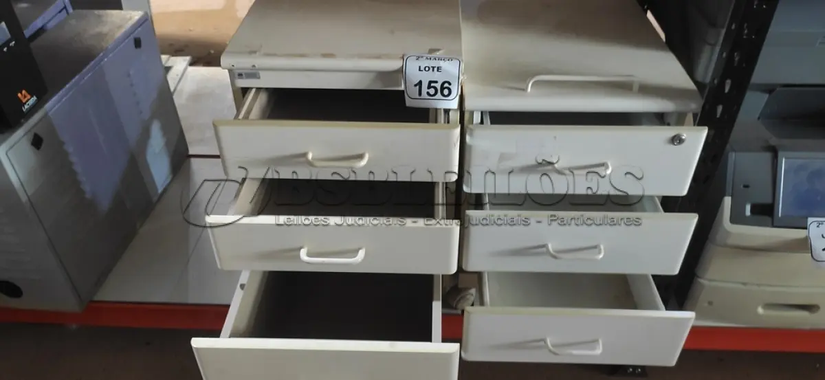 LOTE 156 - 02 GAVETEIROS COM 03 GAVETAS CADA SENDO 01 COM RODINHAS. (NO ESTADO) ATENÇÃO! FAZER A VISITAÇÃO ANTES DE ARREMATAR, NÃO SABEMOS SE FUNCIONA, LEILÃO NÃO TEM GARANTIA E NEM DEVOLUÇÃO, SUJEITO A POSSÍVEIS AVARIAS VISÍVEIS/OCULTAS E/OU AUSÊNCIA DE COMPONENTES.
