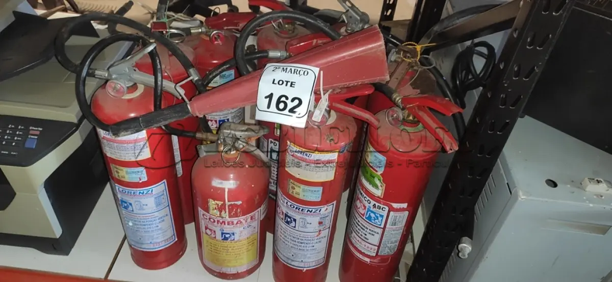LOTE 162 - 10 EXTINTORES DE INCÊNDIO. (NO ESTADO) ATENÇÃO! FAZER A VISITAÇÃO ANTES DE ARREMATAR, NÃO SABEMOS SE FUNCIONA, LEILÃO NÃO TEM GARANTIA E NEM DEVOLUÇÃO, SUJEITO A POSSÍVEIS AVARIAS VISÍVEIS/OCULTAS E/OU AUSÊNCIA DE COMPONENTES.