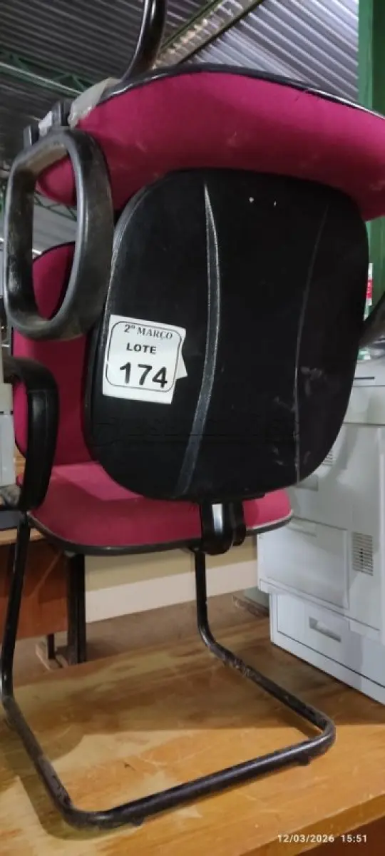 LOTE 174 - 02 CADEIRAS DE PÉS FIXOS NA COR VERMELHA. (NO ESTADO) ATENÇÃO! FAZER A VISITAÇÃO ANTES DE ARREMATAR, NÃO SABEMOS SE FUNCIONA, LEILÃO NÃO TEM GARANTIA E NEM DEVOLUÇÃO, SUJEITO A POSSÍVEIS AVARIAS VISÍVEIS/OCULTAS E/OU AUSÊNCIA DE COMPONENTES.