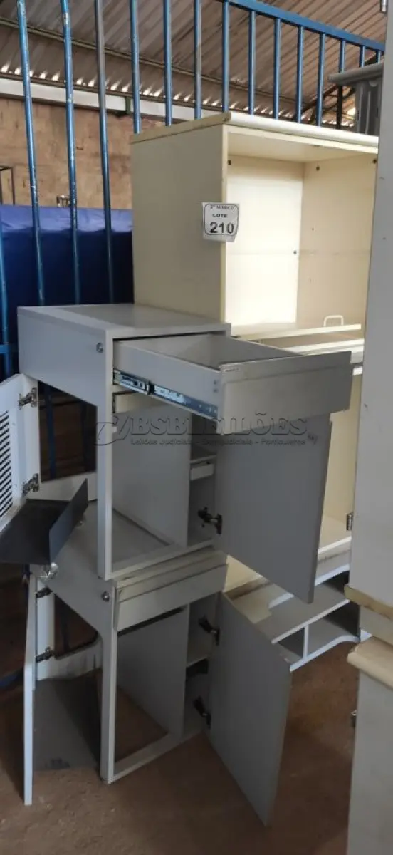LOTE 210 - 02 ARMÁRIOS PARA CPU COM 01 PORTA E 01 GAVETA, 02 ARMÁRIOS BAIXOS EM MADEIRA SEM PORTAS E 01 RACK BAIXO PEQUENO EM MADEIRA. (NO ESTADO) ATENÇÃO! FAZER A VISITAÇÃO ANTES DE ARREMATAR, NÃO SABEMOS SE FUNCIONA, LEILÃO NÃO TEM GARANTIA E NEM DEVOLUÇÃO, SUJEITO A POSSÍVEIS AVARIAS VISÍVEIS/OCULTAS E/OU AUSÊNCIA DE COMPONENTES.