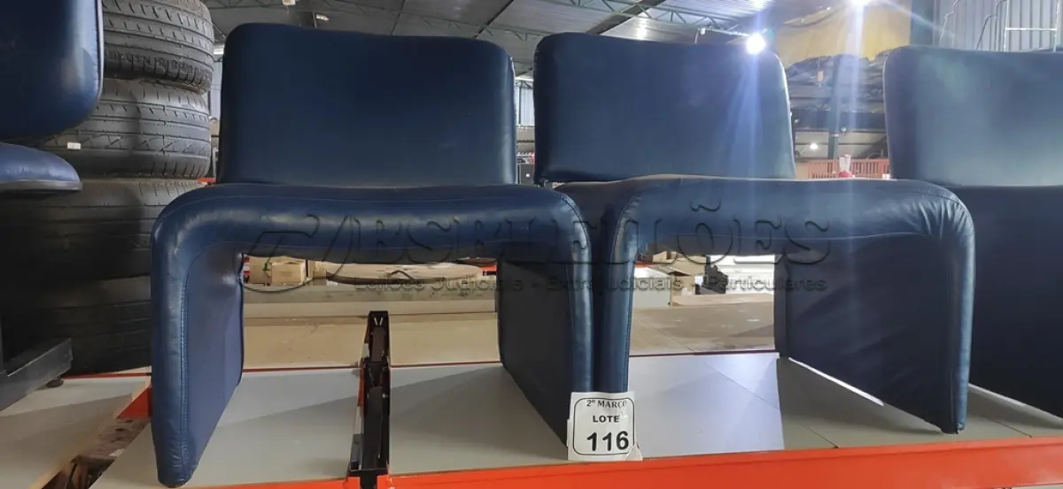 LOTE 116 - 02 POLTRONAS NA COR AZUL. (NO ESTADO) ATENÇÃO! FAZER A VISITAÇÃO ANTES DE ARREMATAR, NÃO SABEMOS SE FUNCIONA, LEILÃO NÃO TEM GARANTIA E NEM DEVOLUÇÃO, SUJEITO A POSSÍVEIS AVARIAS VISÍVEIS/OCULTAS E/OU AUSÊNCIA DE COMPONENTES.