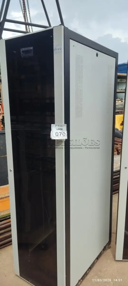 LOTE 070 - 01 RACK PARA SERVIDORES. (NO ESTADO) ATENÇÃO! FAZER A VISITAÇÃO ANTES DE ARREMATAR, NÃO SABEMOS SE FUNCIONA, LEILÃO NÃO TEM GARANTIA E NEM DEVOLUÇÃO, SUJEITO A POSSÍVEIS AVARIAS VISÍVEIS/OCULTAS E/OU AUSÊNCIA DE COMPONENTES.