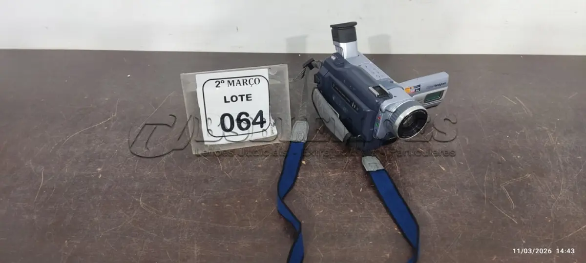 LOTE 064 - 01 FILMADORA MODELO DCR-TRV240 MARCA SONY. (NO ESTADO) ATENÇÃO! FAZER A VISITAÇÃO ANTES DE ARREMATAR, NÃO SABEMOS SE FUNCIONA, LEILÃO NÃO TEM GARANTIA E NEM DEVOLUÇÃO, SUJEITO A POSSÍVEIS AVARIAS VISÍVEIS/OCULTAS E/OU AUSÊNCIA DE COMPONENTES.