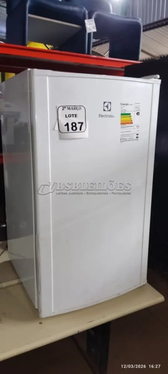 LOTE 187 - 01 FRIGOBAR 220V MARCA ELECTROLUX. (NO ESTADO) ATENÇÃO! FAZER A VISITAÇÃO ANTES DE ARREMATAR, NÃO SABEMOS SE FUNCIONA, LEILÃO NÃO TEM GARANTIA E NEM DEVOLUÇÃO, SUJEITO A POSSÍVEIS AVARIAS VISÍVEIS/OCULTAS E/OU AUSÊNCIA DE COMPONENTES.