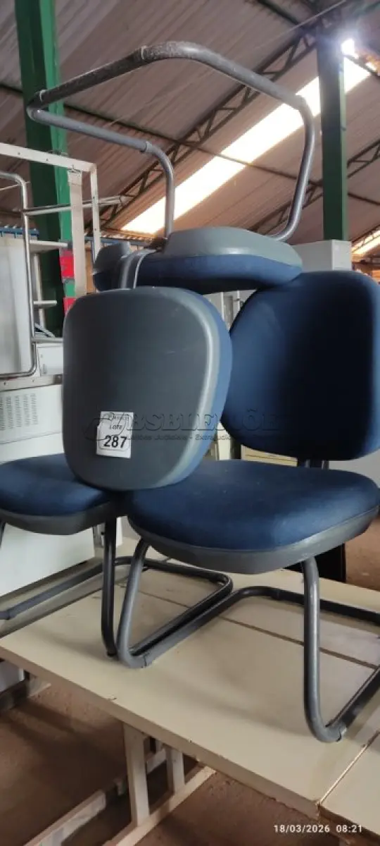 LOTE 287 - 02 CADEIRAS DE ESCRITÓRIO COM PÉS FIXOS NA COR AZUL. (NO ESTADO) ATENÇÃO! FAZER A VISITAÇÃO ANTES DE ARREMATAR, NÃO SABEMOS SE FUNCIONA, LEILÃO NÃO TEM GARANTIA E NEM DEVOLUÇÃO, SUJEITO A POSSÍVEIS AVARIAS VISÍVEIS/OCULTAS E/OU AUSÊNCIA DE COMPONENTES.