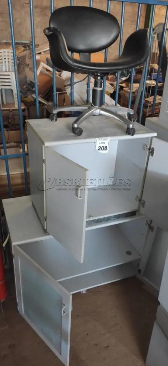 LOTE 208 - 01 ARMÁRIO BAIXO EM MADEIRA E 02 PORTAS DE VIDRO, 01 ARMÁRIO BAIXO EM MADEIRA COM 02 PORTAS E 01 CADEIRA DE ESCRITÓRIO GIRATÓRIA NA COR PRETA. (NO ESTADO) ATENÇÃO! FAZER A VISITAÇÃO ANTES DE ARREMATAR, NÃO SABEMOS SE FUNCIONA, LEILÃO NÃO TEM GARANTIA E NEM DEVOLUÇÃO, SUJEITO A POSSÍVEIS AVARIAS VISÍVEIS/OCULTAS E/OU AUSÊNCIA DE COMPONENTES.