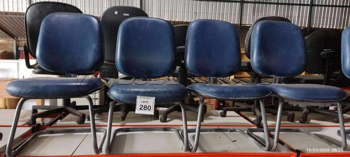 LOTE 280 - 04 CADEIRAS DE ESCRITÓRIO COM PÉS FIXOS NA COR AZUL. (NO ESTADO) ATENÇÃO! FAZER A VISITAÇÃO ANTES DE ARREMATAR, NÃO SABEMOS SE FUNCIONA, LEILÃO NÃO TEM GARANTIA E NEM DEVOLUÇÃO, SUJEITO A POSSÍVEIS AVARIAS VISÍVEIS/OCULTAS E/OU AUSÊNCIA DE COMPONENTES.