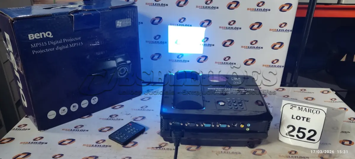 LOTE 252 - 01 PROJETOR MODELO MP515 MARCA BENQ. (NO ESTADO) ATENÇÃO! FAZER A VISITAÇÃO ANTES DE ARREMATAR, NÃO SABEMOS SE FUNCIONA, LEILÃO NÃO TEM GARANTIA E NEM DEVOLUÇÃO, SUJEITO A POSSÍVEIS AVARIAS VISÍVEIS/OCULTAS E/OU AUSÊNCIA DE COMPONENTES.