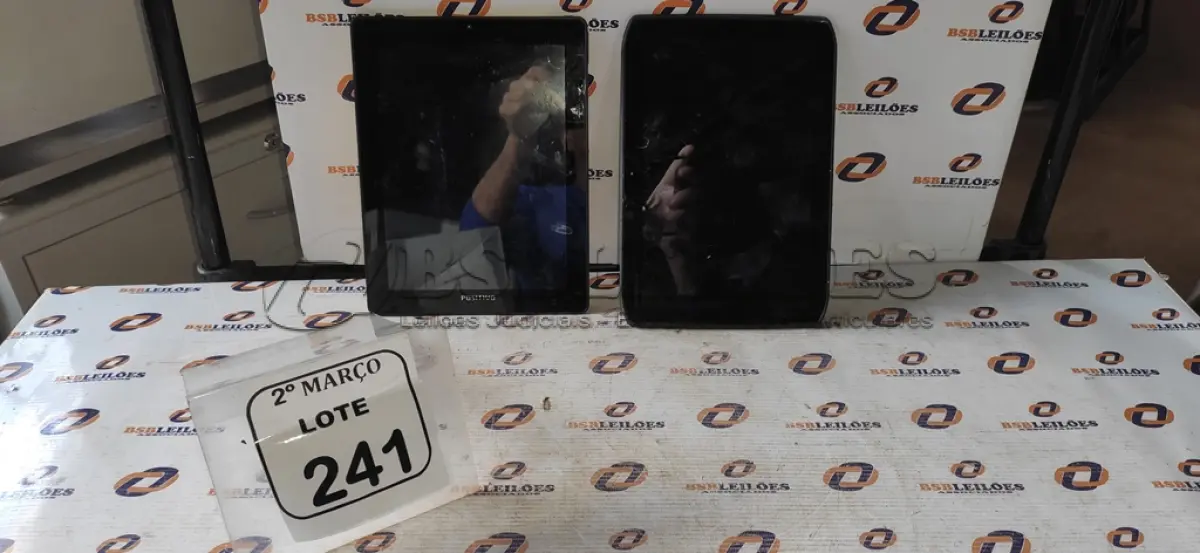 LOTE 241 - 02 TABLETS MARCAS MOTOROLA E POSITIVO. (NO ESTADO) ATENÇÃO! FAZER A VISITAÇÃO ANTES DE ARREMATAR, NÃO SABEMOS SE FUNCIONA, LEILÃO NÃO TEM GARANTIA E NEM DEVOLUÇÃO, SUJEITO A POSSÍVEIS AVARIAS VISÍVEIS/OCULTAS E/OU AUSÊNCIA DE COMPONENTES.