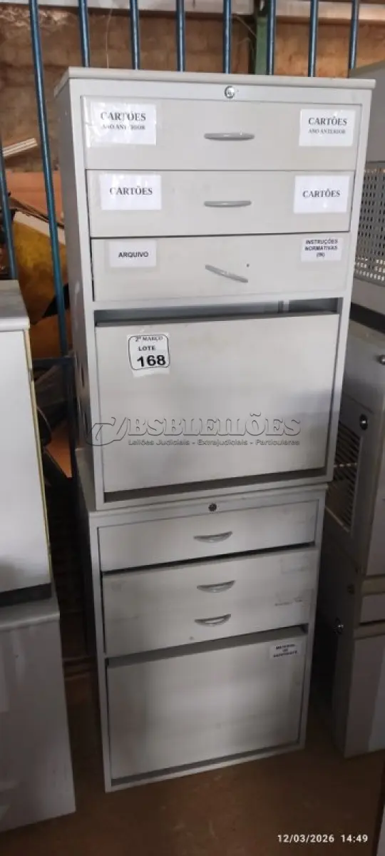 LOTE 168 - 02 GAVETEIROS DE ESCRITÓRIO EM AÇO E MADEIRA COM 03 GAVETAS E 01 PORTA COM 02 COM PARTIMENTOS. (NO ESTADO) ATENÇÃO! FAZER A VISITAÇÃO ANTES DE ARREMATAR, NÃO SABEMOS SE FUNCIONA, LEILÃO NÃO TEM GARANTIA E NEM DEVOLUÇÃO, SUJEITO A POSSÍVEIS AVARIAS VISÍVEIS/OCULTAS E/OU AUSÊNCIA DE COMPONENTES.