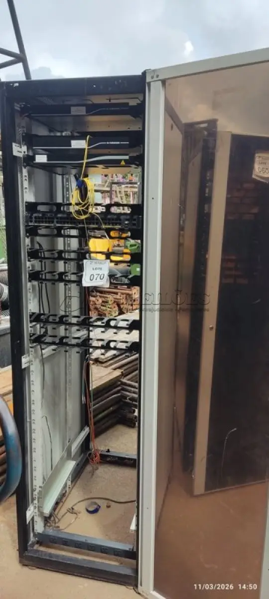 LOTE 070 - 01 RACK PARA SERVIDORES. (NO ESTADO) ATENÇÃO! FAZER A VISITAÇÃO ANTES DE ARREMATAR, NÃO SABEMOS SE FUNCIONA, LEILÃO NÃO TEM GARANTIA E NEM DEVOLUÇÃO, SUJEITO A POSSÍVEIS AVARIAS VISÍVEIS/OCULTAS E/OU AUSÊNCIA DE COMPONENTES.