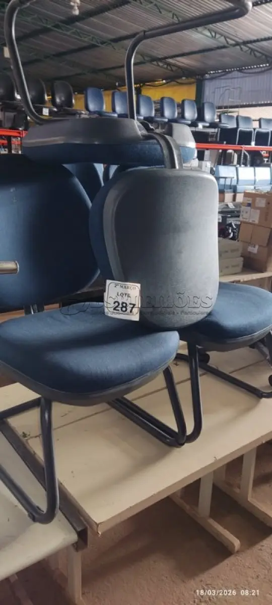 LOTE 287 - 02 CADEIRAS DE ESCRITÓRIO COM PÉS FIXOS NA COR AZUL. (NO ESTADO) ATENÇÃO! FAZER A VISITAÇÃO ANTES DE ARREMATAR, NÃO SABEMOS SE FUNCIONA, LEILÃO NÃO TEM GARANTIA E NEM DEVOLUÇÃO, SUJEITO A POSSÍVEIS AVARIAS VISÍVEIS/OCULTAS E/OU AUSÊNCIA DE COMPONENTES.
