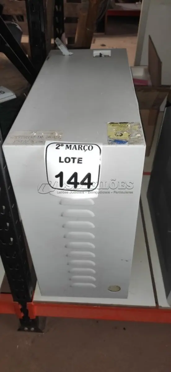 LOTE 144 - 01 BANCO DE BATERIAS COM 04 BATERIAS. (NO ESTADO) ATENÇÃO! FAZER A VISITAÇÃO ANTES DE ARREMATAR, NÃO SABEMOS SE FUNCIONA, LEILÃO NÃO TEM GARANTIA E NEM DEVOLUÇÃO, SUJEITO A POSSÍVEIS AVARIAS VISÍVEIS/OCULTAS E/OU AUSÊNCIA DE COMPONENTES.