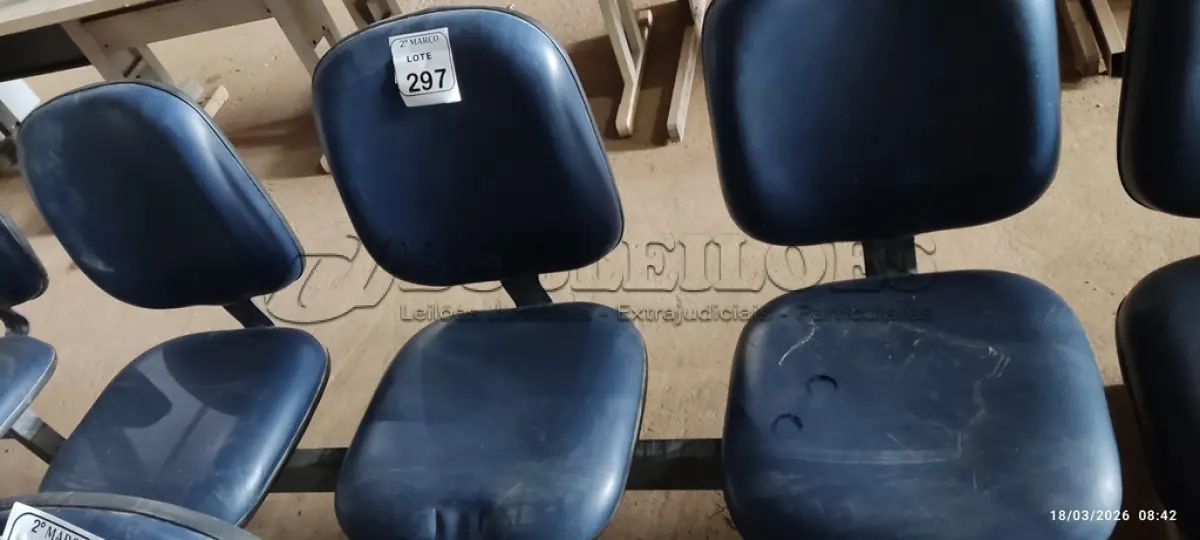 LOTE 297 - 01 CADEIRA TIPO LONGARINA COM 03 LUGARES NA COR AZUL. (NO ESTADO) ATENÇÃO! FAZER A VISITAÇÃO ANTES DE ARREMATAR, NÃO SABEMOS SE FUNCIONA, LEILÃO NÃO TEM GARANTIA E NEM DEVOLUÇÃO, SUJEITO A POSSÍVEIS AVARIAS VISÍVEIS/OCULTAS E/OU AUSÊNCIA DE COMPONENTES.