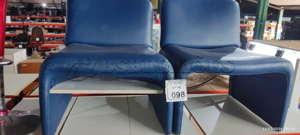 LOTE 098 - 02 POLTRONAS NA COR AZUL. (NO ESTADO) ATENÇÃO! FAZER A VISITAÇÃO ANTES DE ARREMATAR, NÃO SABEMOS SE FUNCIONA, LEILÃO NÃO TEM GARANTIA E NEM DEVOLUÇÃO, SUJEITO A POSSÍVEIS AVARIAS VISÍVEIS/OCULTAS E/OU AUSÊNCIA DE COMPONENTES.