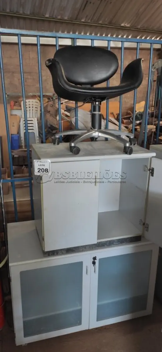 LOTE 208 - 01 ARMÁRIO BAIXO EM MADEIRA E 02 PORTAS DE VIDRO, 01 ARMÁRIO BAIXO EM MADEIRA COM 02 PORTAS E 01 CADEIRA DE ESCRITÓRIO GIRATÓRIA NA COR PRETA. (NO ESTADO) ATENÇÃO! FAZER A VISITAÇÃO ANTES DE ARREMATAR, NÃO SABEMOS SE FUNCIONA, LEILÃO NÃO TEM GARANTIA E NEM DEVOLUÇÃO, SUJEITO A POSSÍVEIS AVARIAS VISÍVEIS/OCULTAS E/OU AUSÊNCIA DE COMPONENTES.