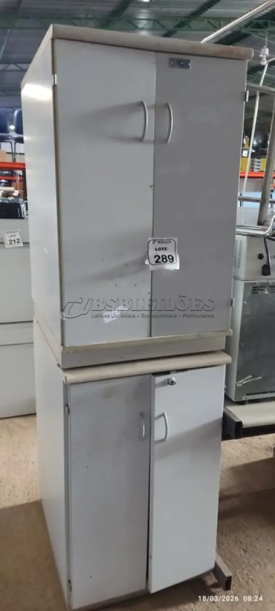 LOTE 289 - 02 ARMÁRIOS BAIXOS DE 02 PORTAS CADA COM ABERTURA NA PARTE SUPERIOR. (NO ESTADO) ATENÇÃO! FAZER A VISITAÇÃO ANTES DE ARREMATAR, NÃO SABEMOS SE FUNCIONA, LEILÃO NÃO TEM GARANTIA E NEM DEVOLUÇÃO, SUJEITO A POSSÍVEIS AVARIAS VISÍVEIS/OCULTAS E/OU AUSÊNCIA DE COMPONENTES.