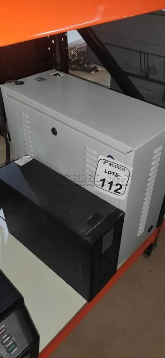 LOTE 112 - 01 BANCO DE BATERIAS VAZIO E 01 NOBREAK DE 2KVA. (NO ESTADO) ATENÇÃO! FAZER A VISITAÇÃO ANTES DE ARREMATAR, NÃO SABEMOS SE FUNCIONA, LEILÃO NÃO TEM GARANTIA E NEM DEVOLUÇÃO, SUJEITO A POSSÍVEIS AVARIAS VISÍVEIS/OCULTAS E/OU AUSÊNCIA DE COMPONENTES.