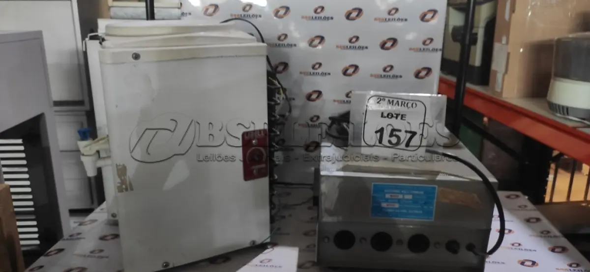 LOTE 157 - 01 ESTABILIZADOR DE VOLTAGEM E 01 BEBEDOURO PARA GALÃO. (NO ESTADO) ATENÇÃO! FAZER A VISITAÇÃO ANTES DE ARREMATAR, NÃO SABEMOS SE FUNCIONA, LEILÃO NÃO TEM GARANTIA E NEM DEVOLUÇÃO, SUJEITO A POSSÍVEIS AVARIAS VISÍVEIS/OCULTAS E/OU AUSÊNCIA DE COMPONENTES.