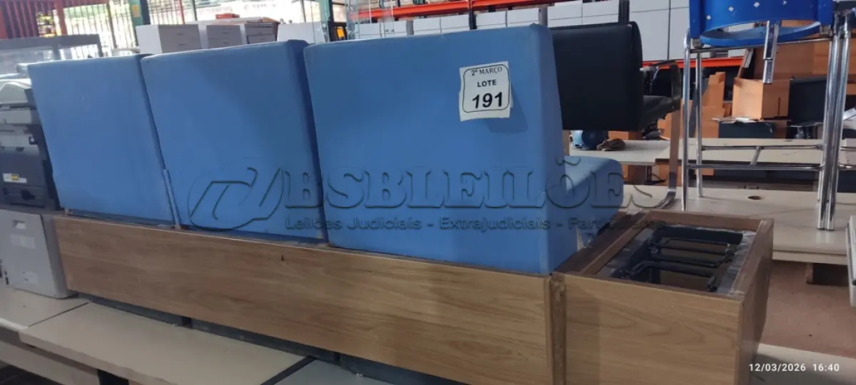 LOTE 191 - 01 SOFÁ DE 03 LUGARES COM ESTRUTURA EM MADEIRA E METAL COM ESTOFADO NA COR AZUL. (NO ESTADO) ATENÇÃO! FAZER A VISITAÇÃO ANTES DE ARREMATAR, NÃO SABEMOS SE FUNCIONA, LEILÃO NÃO TEM GARANTIA E NEM DEVOLUÇÃO, SUJEITO A POSSÍVEIS AVARIAS VISÍVEIS/OCULTAS E/OU AUSÊNCIA DE COMPONENTES.