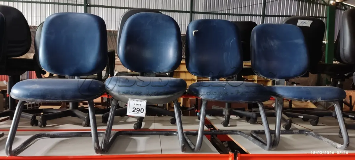 LOTE 290 - 04 CADEIRAS DE ESCRITÓRIO COM PÉS FIXOS NA COR AZUL. (NO ESTADO) ATENÇÃO! FAZER A VISITAÇÃO ANTES DE ARREMATAR, NÃO SABEMOS SE FUNCIONA, LEILÃO NÃO TEM GARANTIA E NEM DEVOLUÇÃO, SUJEITO A POSSÍVEIS AVARIAS VISÍVEIS/OCULTAS E/OU AUSÊNCIA DE COMPONENTES.