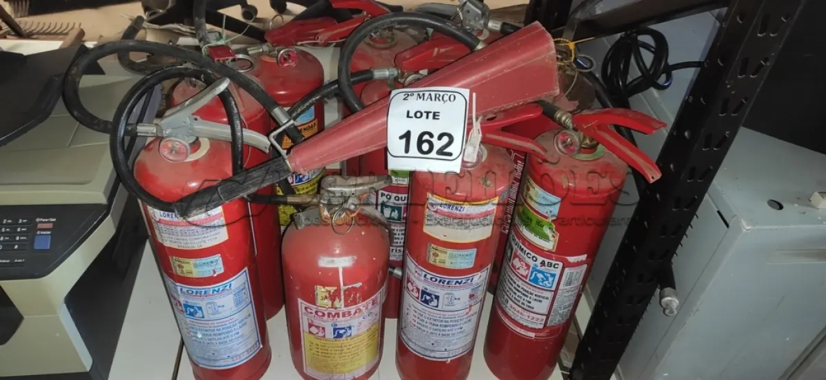 LOTE 162 - 10 EXTINTORES DE INCÊNDIO. (NO ESTADO) ATENÇÃO! FAZER A VISITAÇÃO ANTES DE ARREMATAR, NÃO SABEMOS SE FUNCIONA, LEILÃO NÃO TEM GARANTIA E NEM DEVOLUÇÃO, SUJEITO A POSSÍVEIS AVARIAS VISÍVEIS/OCULTAS E/OU AUSÊNCIA DE COMPONENTES.