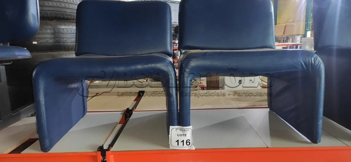 LOTE 116 - 02 POLTRONAS NA COR AZUL. (NO ESTADO) ATENÇÃO! FAZER A VISITAÇÃO ANTES DE ARREMATAR, NÃO SABEMOS SE FUNCIONA, LEILÃO NÃO TEM GARANTIA E NEM DEVOLUÇÃO, SUJEITO A POSSÍVEIS AVARIAS VISÍVEIS/OCULTAS E/OU AUSÊNCIA DE COMPONENTES.