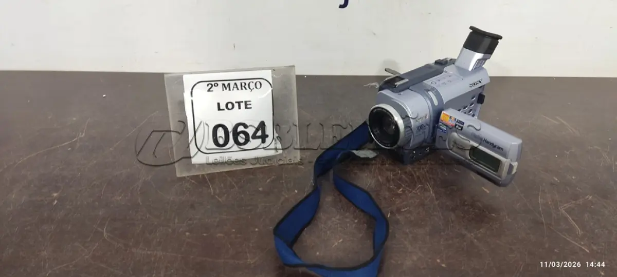 LOTE 064 - 01 FILMADORA MODELO DCR-TRV240 MARCA SONY. (NO ESTADO) ATENÇÃO! FAZER A VISITAÇÃO ANTES DE ARREMATAR, NÃO SABEMOS SE FUNCIONA, LEILÃO NÃO TEM GARANTIA E NEM DEVOLUÇÃO, SUJEITO A POSSÍVEIS AVARIAS VISÍVEIS/OCULTAS E/OU AUSÊNCIA DE COMPONENTES.