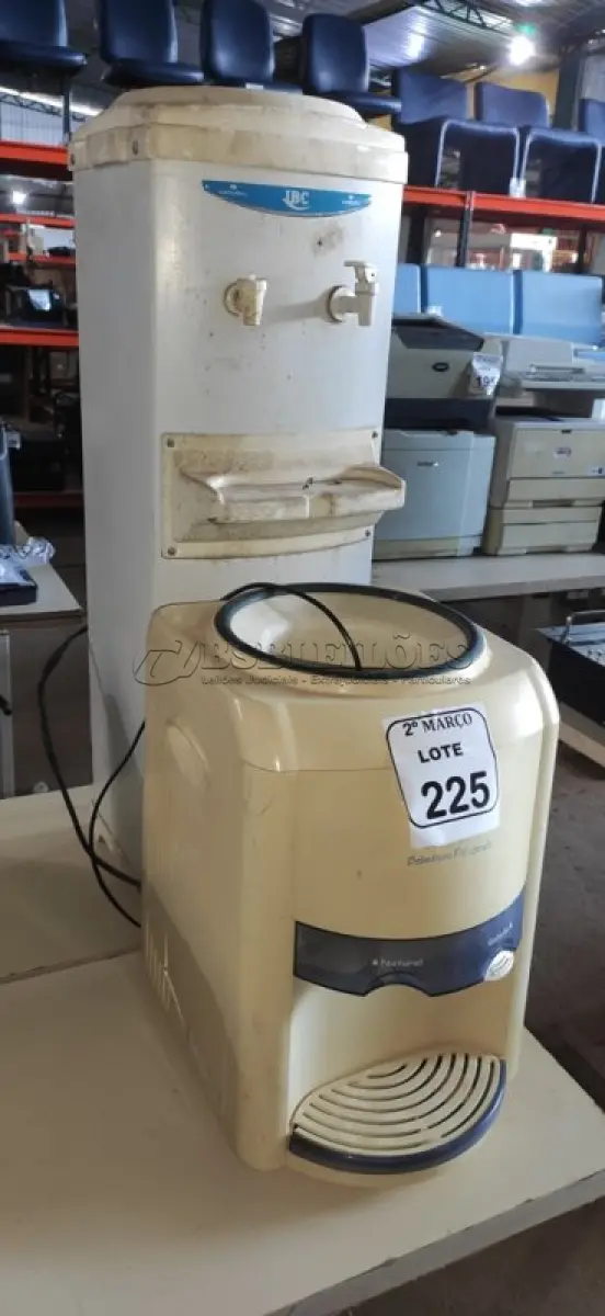 LOTE 225 - 02 BEBEDOUROS REFRIGERADOS PARA GALÃO MARCAS IBC E LATINA. (NO ESTADO) ATENÇÃO! FAZER A VISITAÇÃO ANTES DE ARREMATAR, NÃO SABEMOS SE FUNCIONA, LEILÃO NÃO TEM GARANTIA E NEM DEVOLUÇÃO, SUJEITO A POSSÍVEIS AVARIAS VISÍVEIS/OCULTAS E/OU AUSÊNCIA DE COMPONENTES.