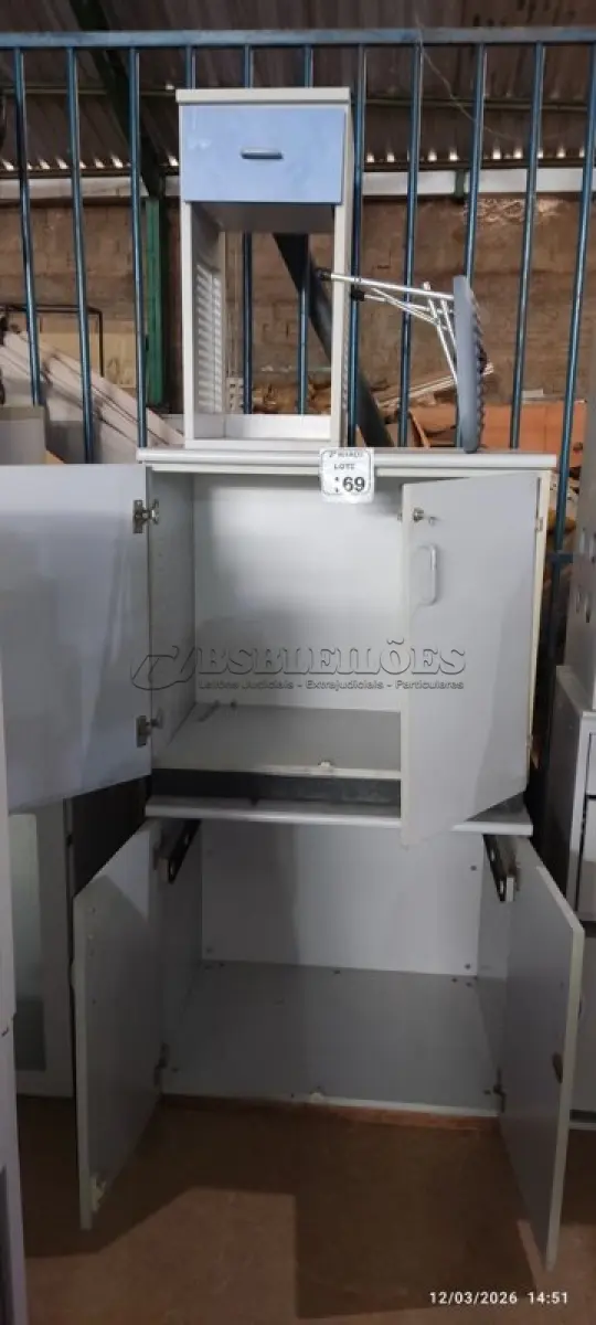 LOTE 169 - 02 ARMÁRIOS BAIXOS COM 02 PORTAS CADA, 01 ARMÁRIO PARA CPU COM 01 GAVETA E 01 APOIO PARA PÉS. (NO ESTADO) ATENÇÃO! FAZER A VISITAÇÃO ANTES DE ARREMATAR, NÃO SABEMOS SE FUNCIONA, LEILÃO NÃO TEM GARANTIA E NEM DEVOLUÇÃO, SUJEITO A POSSÍVEIS AVARIAS VISÍVEIS/OCULTAS E/OU AUSÊNCIA DE COMPONENTES.