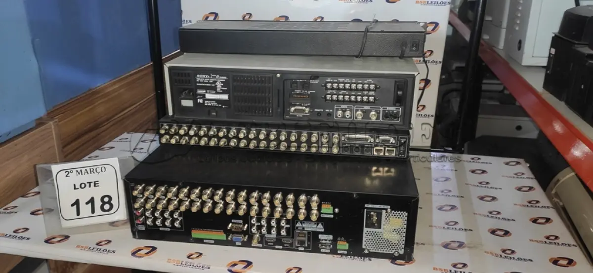 LOTE 118 - 01 VÍDEO CASSETE VHS MARCA SONY, 01 FONTE 12VDC/180W PARA CÂMERAS, 01 DVR MARCA LG E 1 DVR MODELO KCX1611N. (NO ESTADO) ATENÇÃO! FAZER A VISITAÇÃO ANTES DE ARREMATAR, NÃO SABEMOS SE FUNCIONA, LEILÃO NÃO TEM GARANTIA E NEM DEVOLUÇÃO, SUJEITO A POSSÍVEIS AVARIAS VISÍVEIS/OCULTAS E/OU AUSÊNCIA DE COMPONENTES.